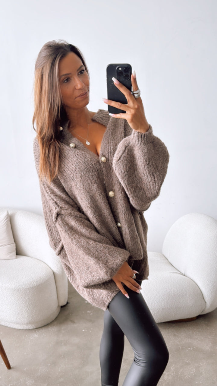 Kuschel Cardigan mit goldenen Knöpfen / aschiges braun Art. 7379