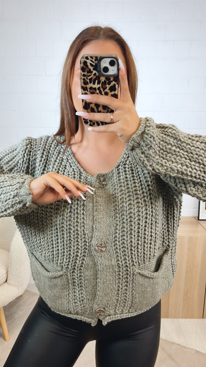 grober, kurzer Strick Cardigan, große Knöpfe, Taschen / salbei Art. 12449