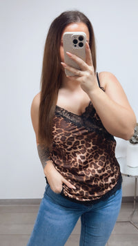 SPITZEN Top in SATIN Optik, asymmetrischer Schnitt / Leo - schwarz Art. 13799