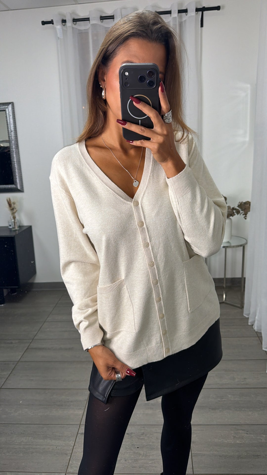 Feinstrick Cardigan mit Taschen auf der Vorderseite / hell beige Art.15683