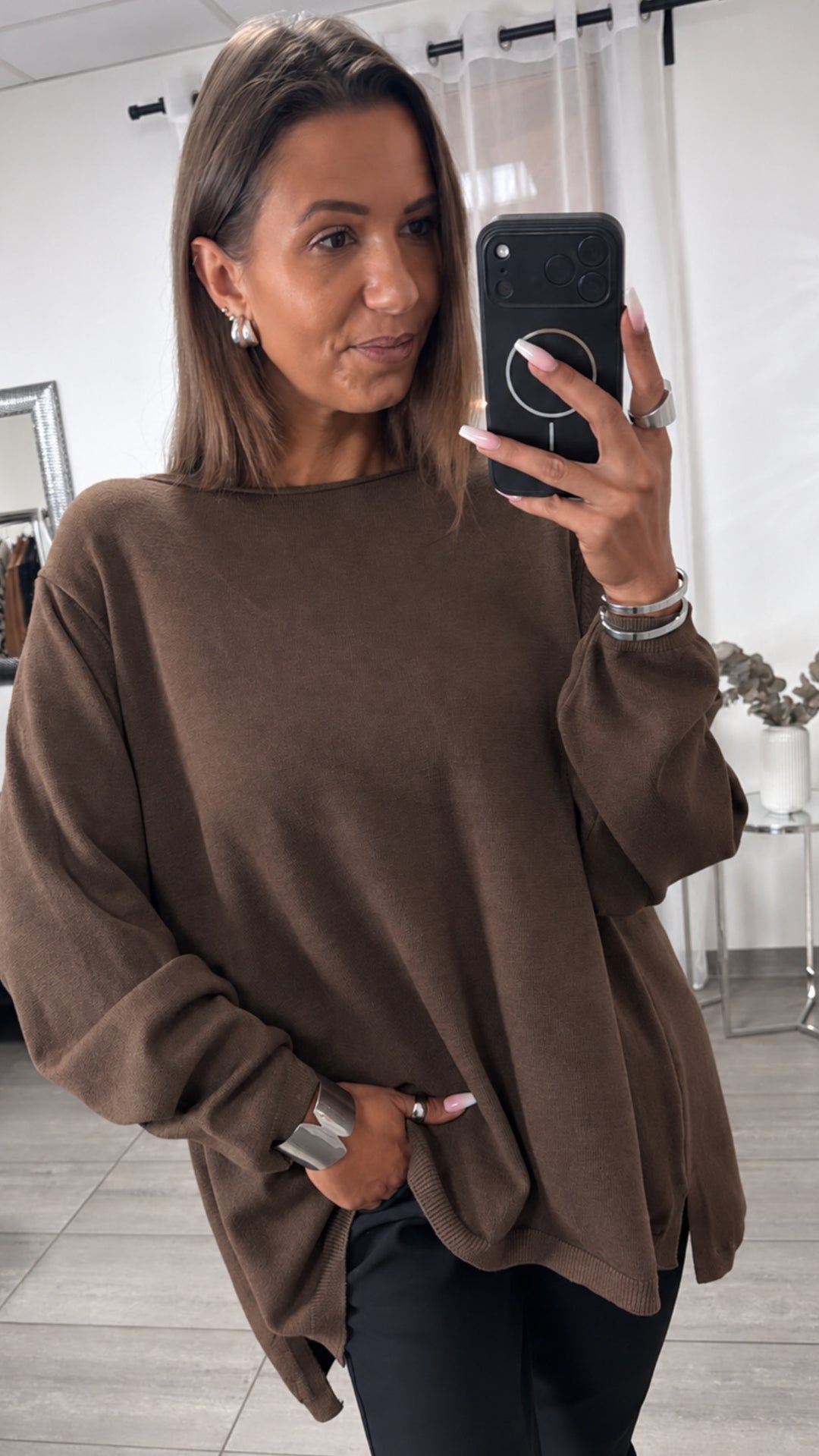 Oversize Feinstrick Pullover mit leichtem Vokuhila Schnitt / braun Art.16329