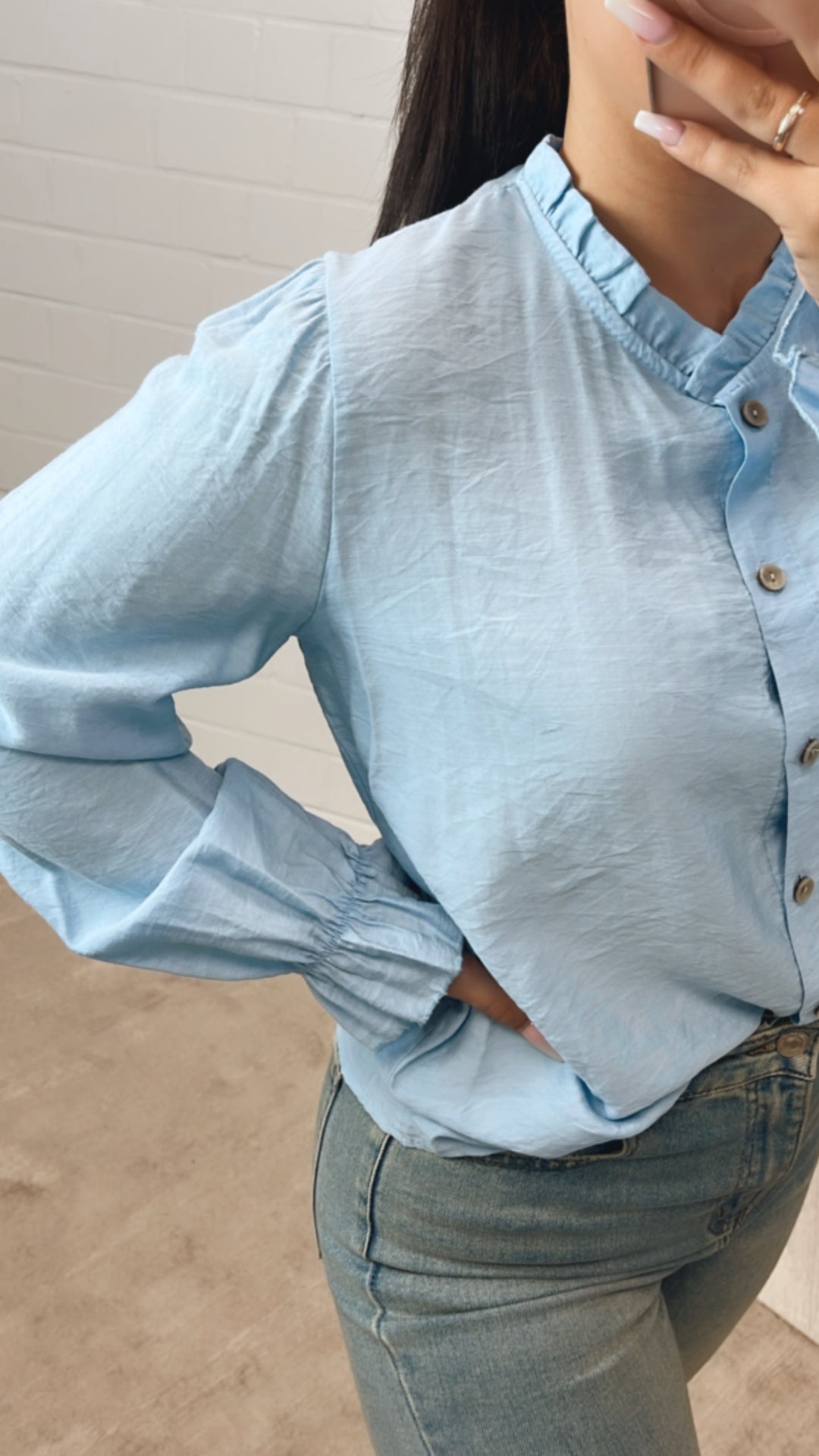 schmale Bluse mit Volant Ausschnitt / hell blau Art. 10786