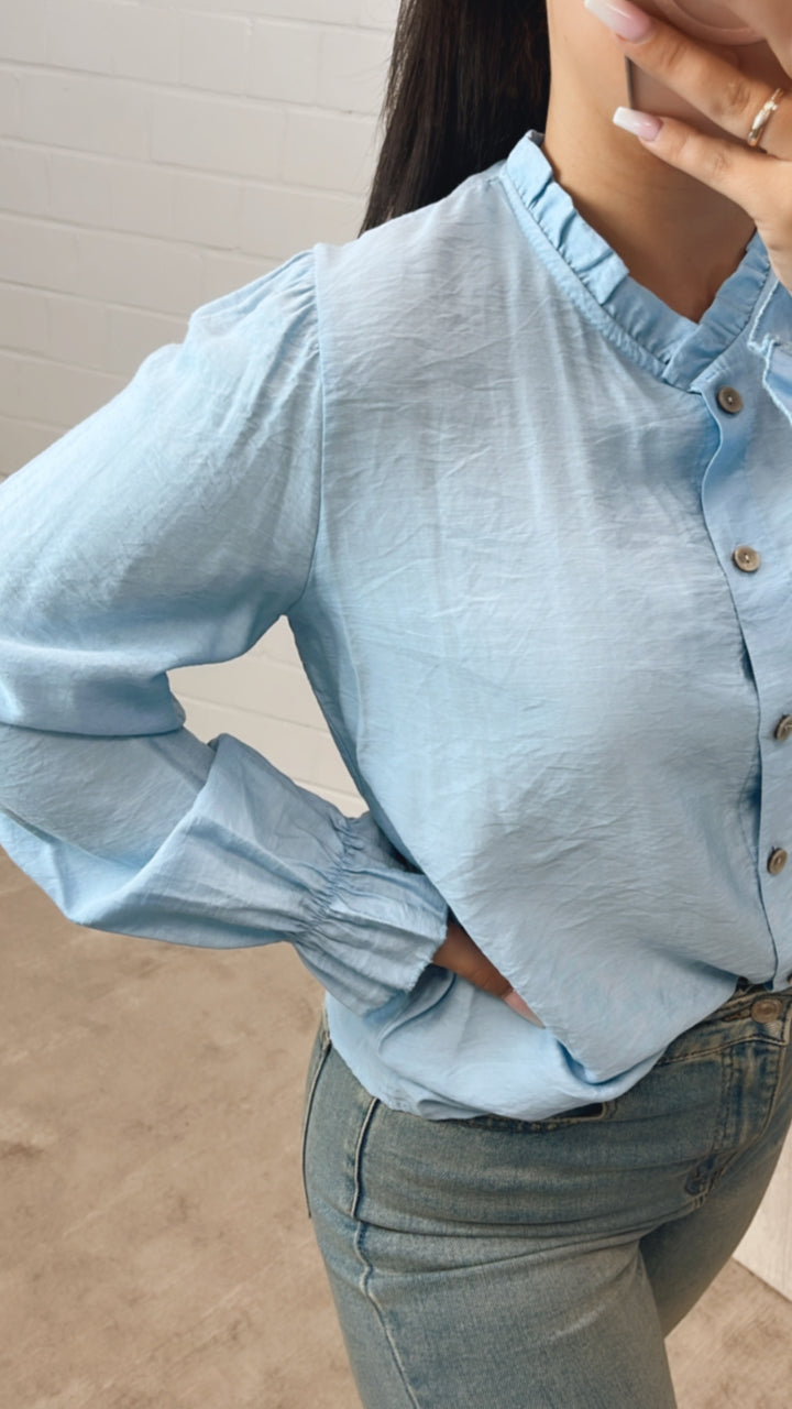 schmale Bluse mit Volant Ausschnitt / hell blau Art. 10786