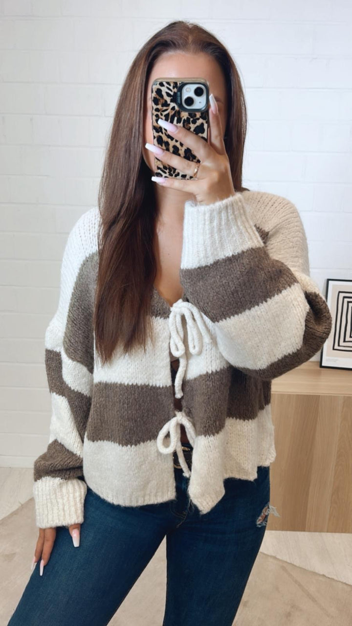 STREIFEN Strick Cardigan zum schnüren / creme - taupe Art. 11259