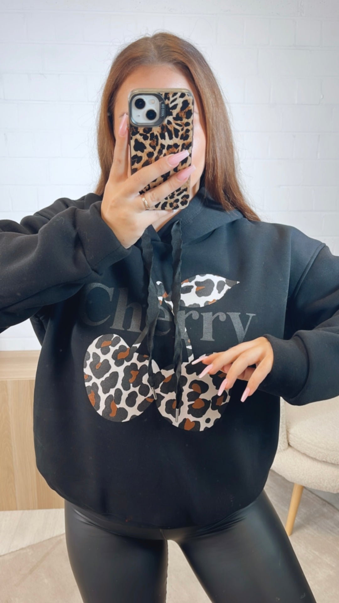 Cherry Leo Hoodie / schwarz Art. 12619