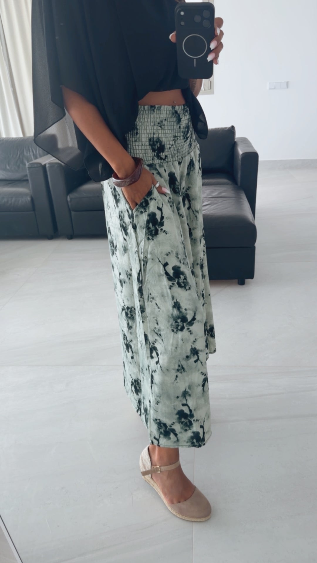 SMOK BUND Midi Palazzo Hose mit abstrakten Print / salbei grün  Art. 15903