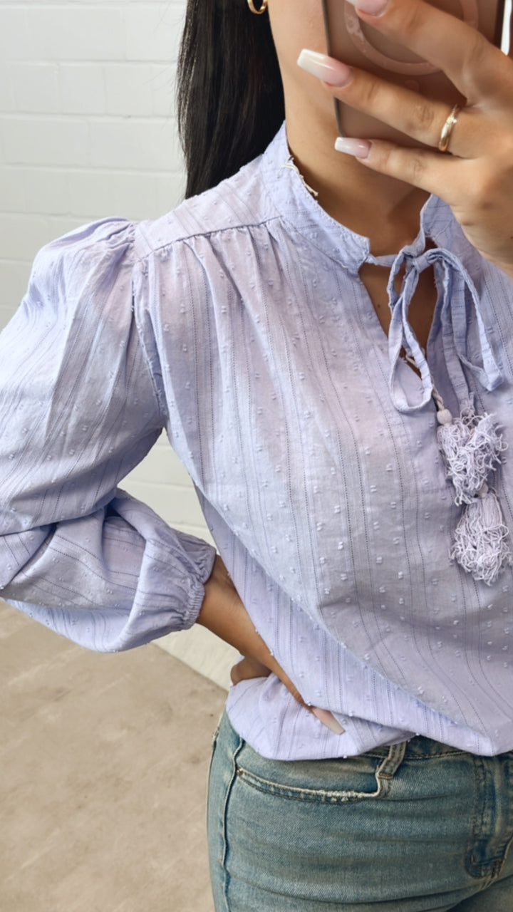 schmale, romantisch verspielte Bluse / flieder Art. 10781