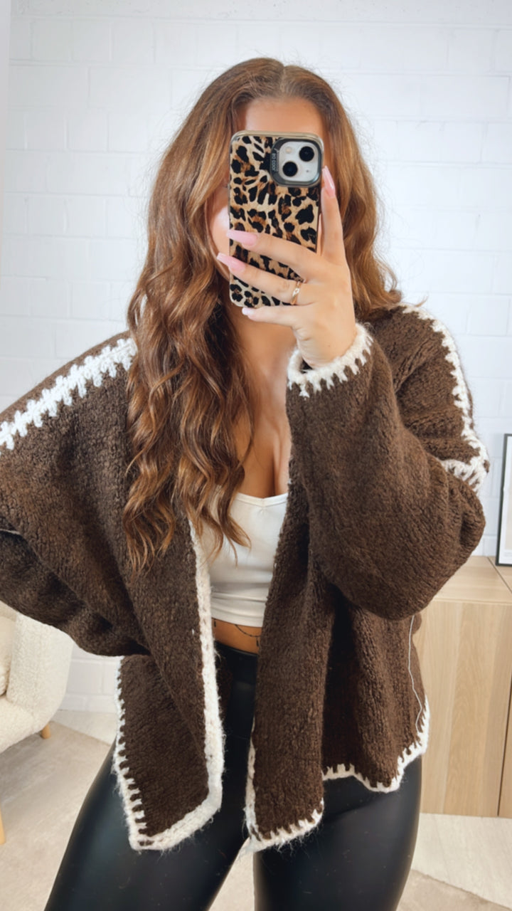 Cardigan mit abgesetzter Naht / schoko braun - wollweiss Art. 12582