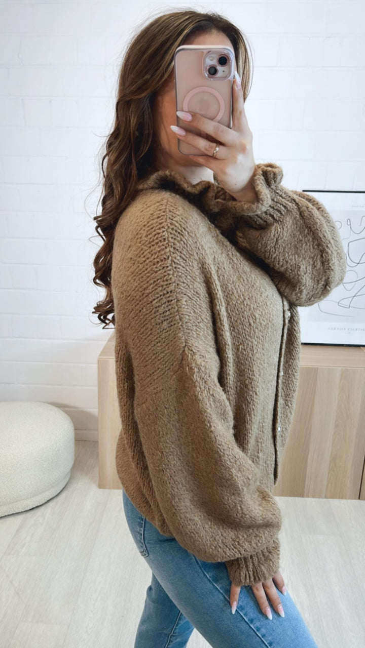 Strick Cardigan mit Volant Kragen, goldene Knöpfe / light camel Art. 9420