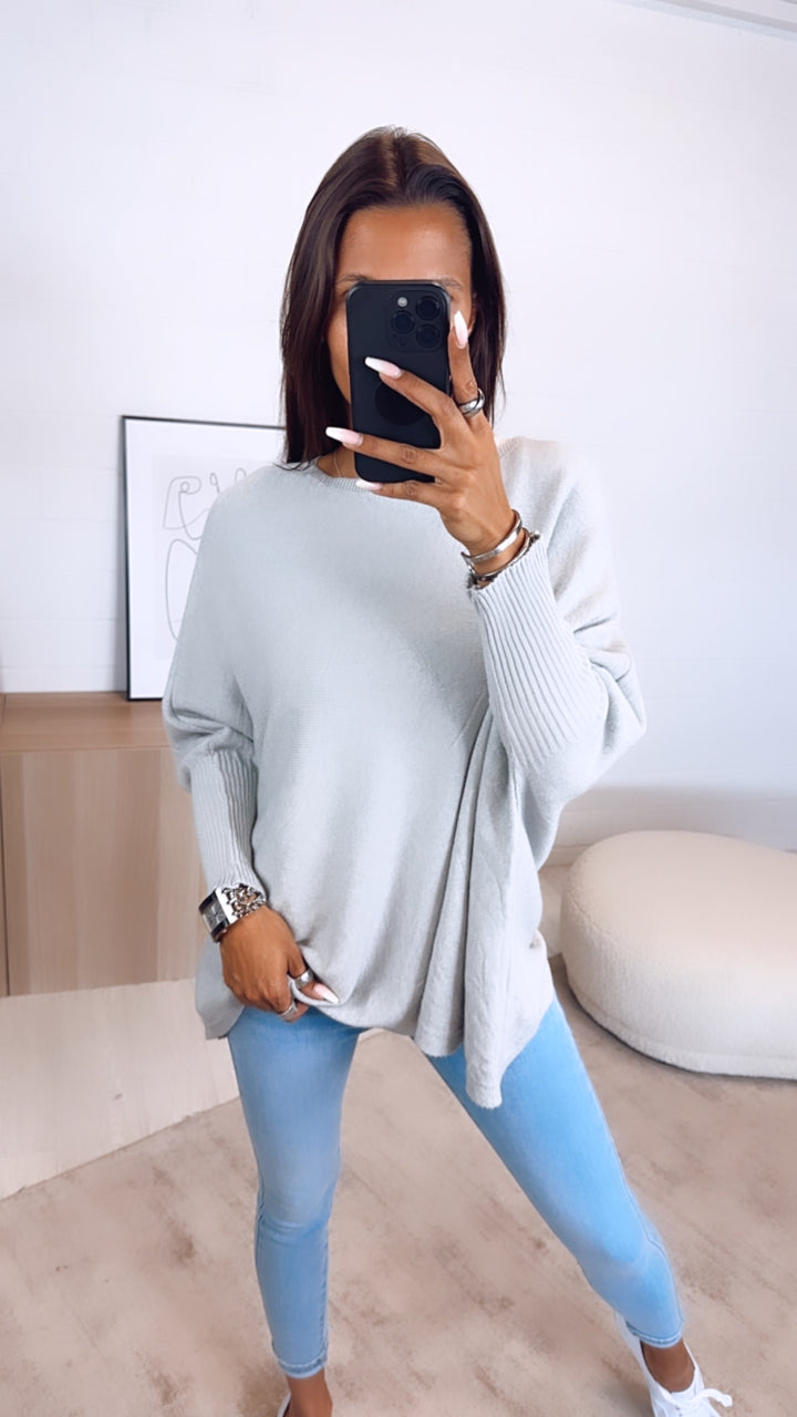 ultra weicher Pullover mit Fledermausärmeln / hell grau Art. 6375