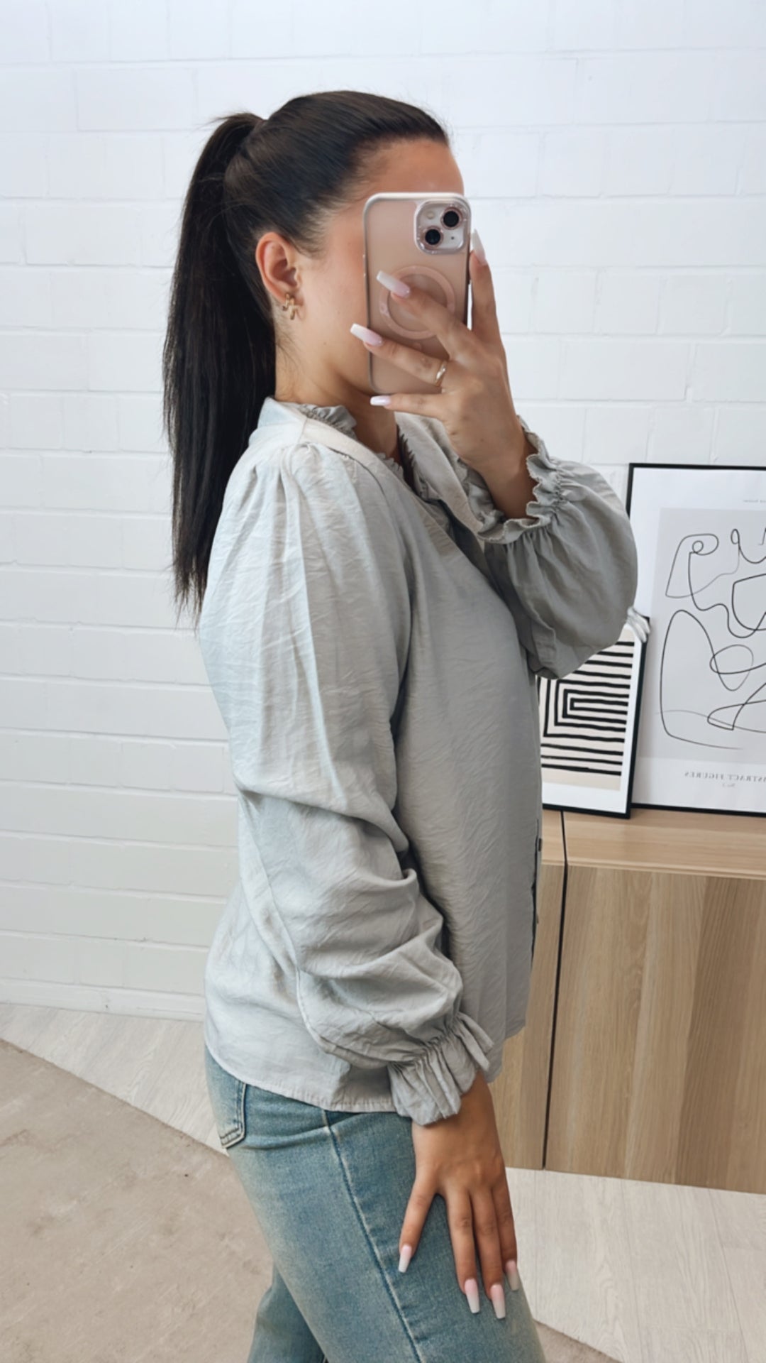 schmale Bluse mit Volant Ausschnitt / mittel grau Art. 10785