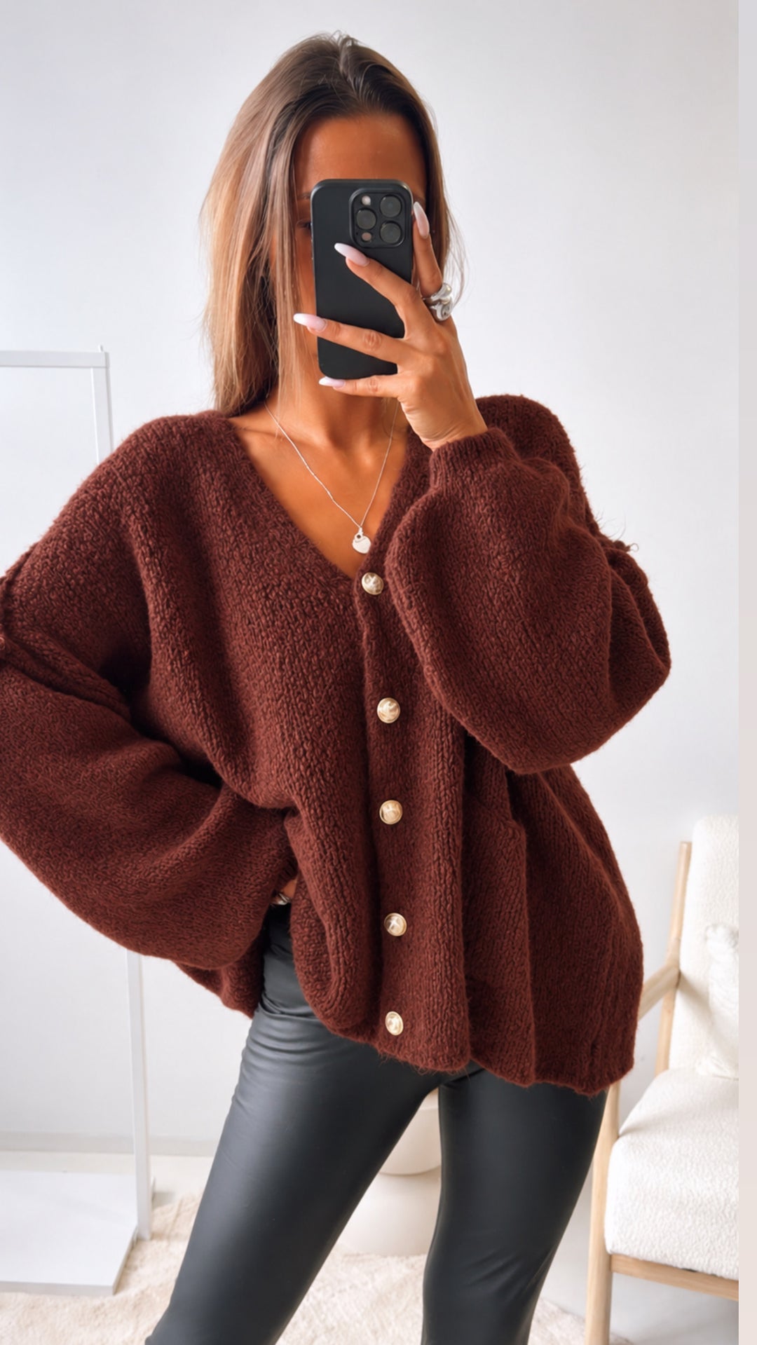 V-AUSSCHNITT Kuschel Cardigan mit goldenen Knöpfen und Taschen / braun - Bordeaux Art. 16619