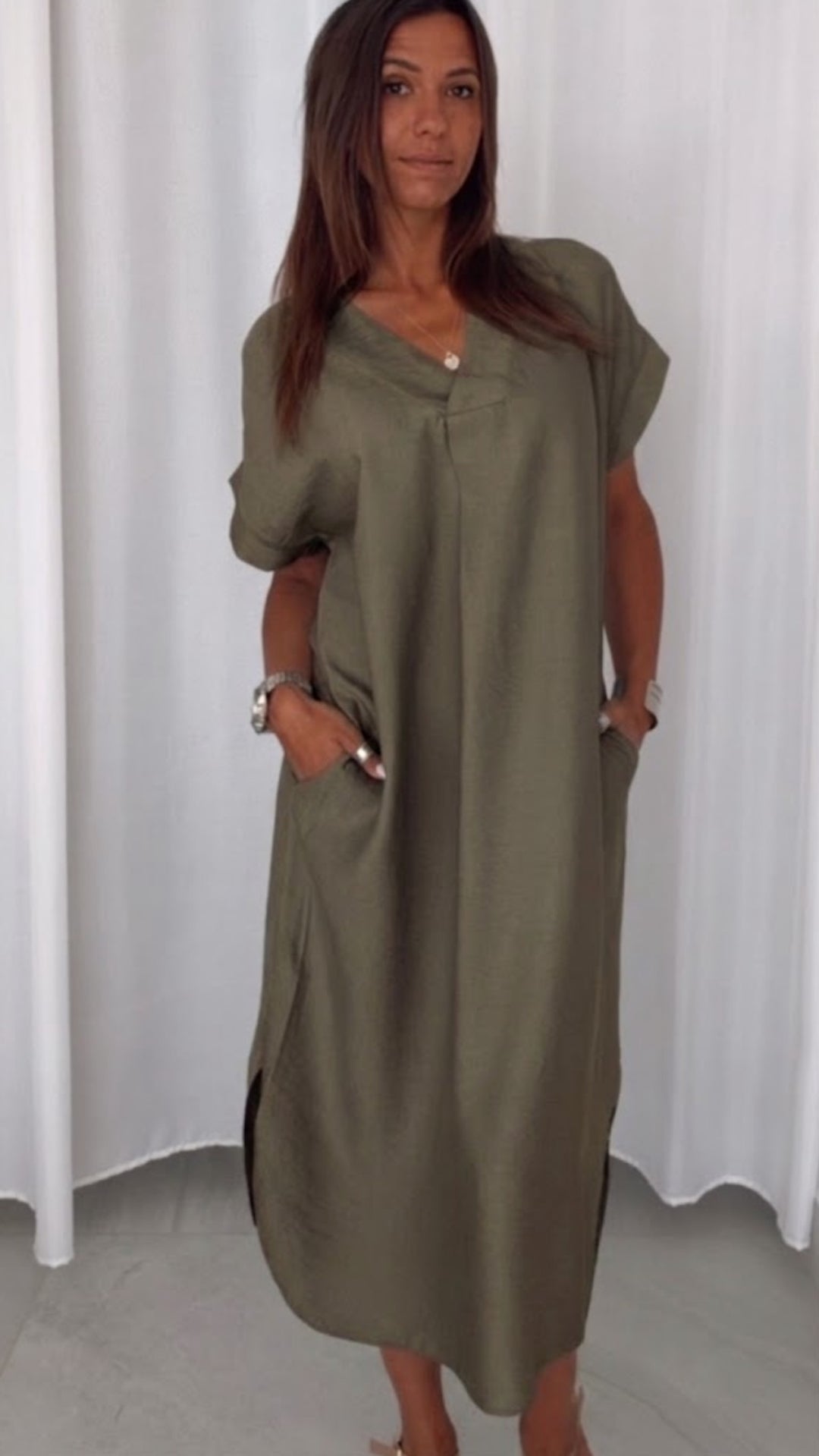 Viskose Maxi Kleid mit Taschen, seitlicher Schlitz / khaki  Art. 15779