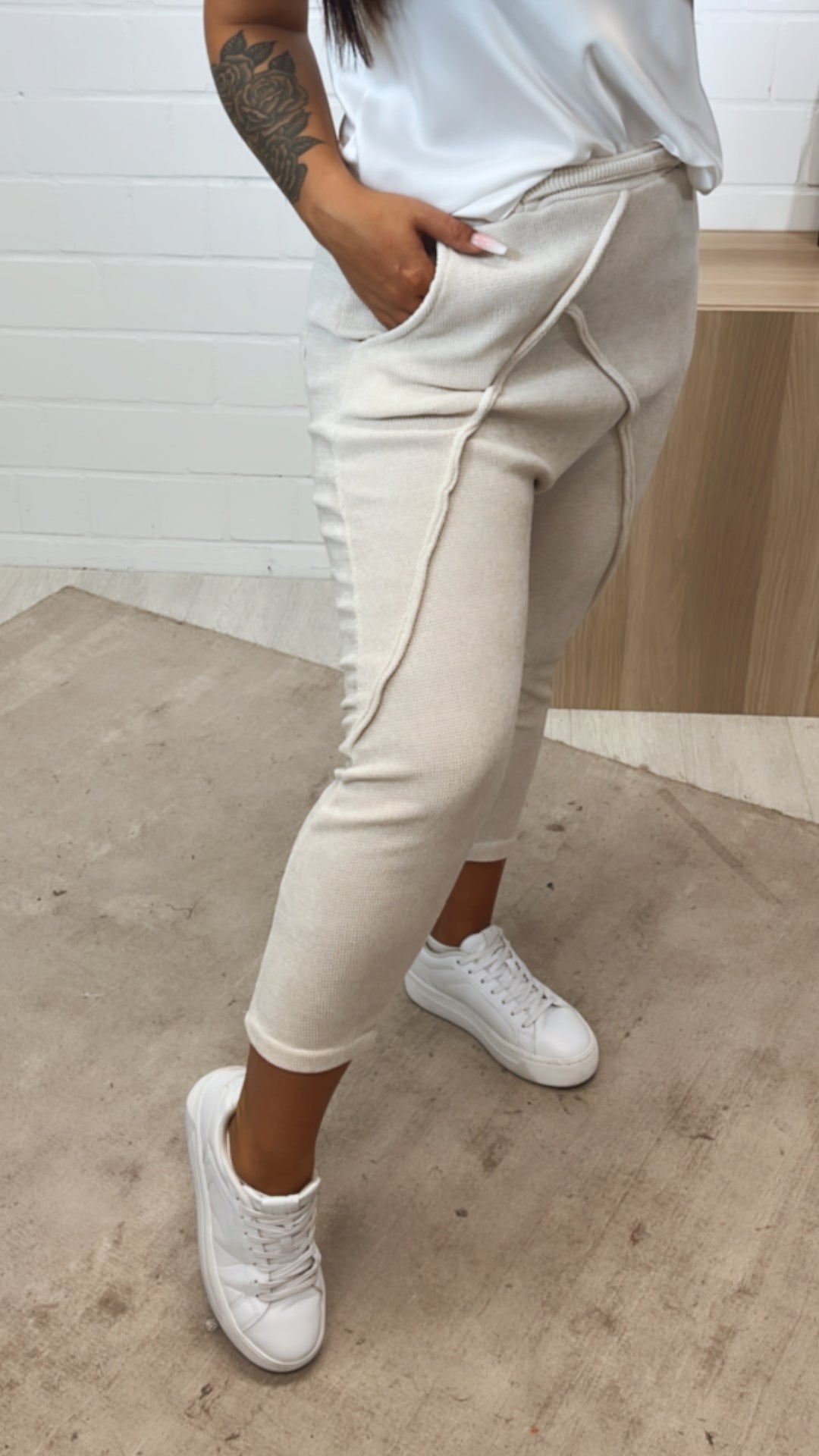 CORD OPTIK Jogger Hose mit tiefem Schritt, gestreifter Bund / creme Art. 11248
