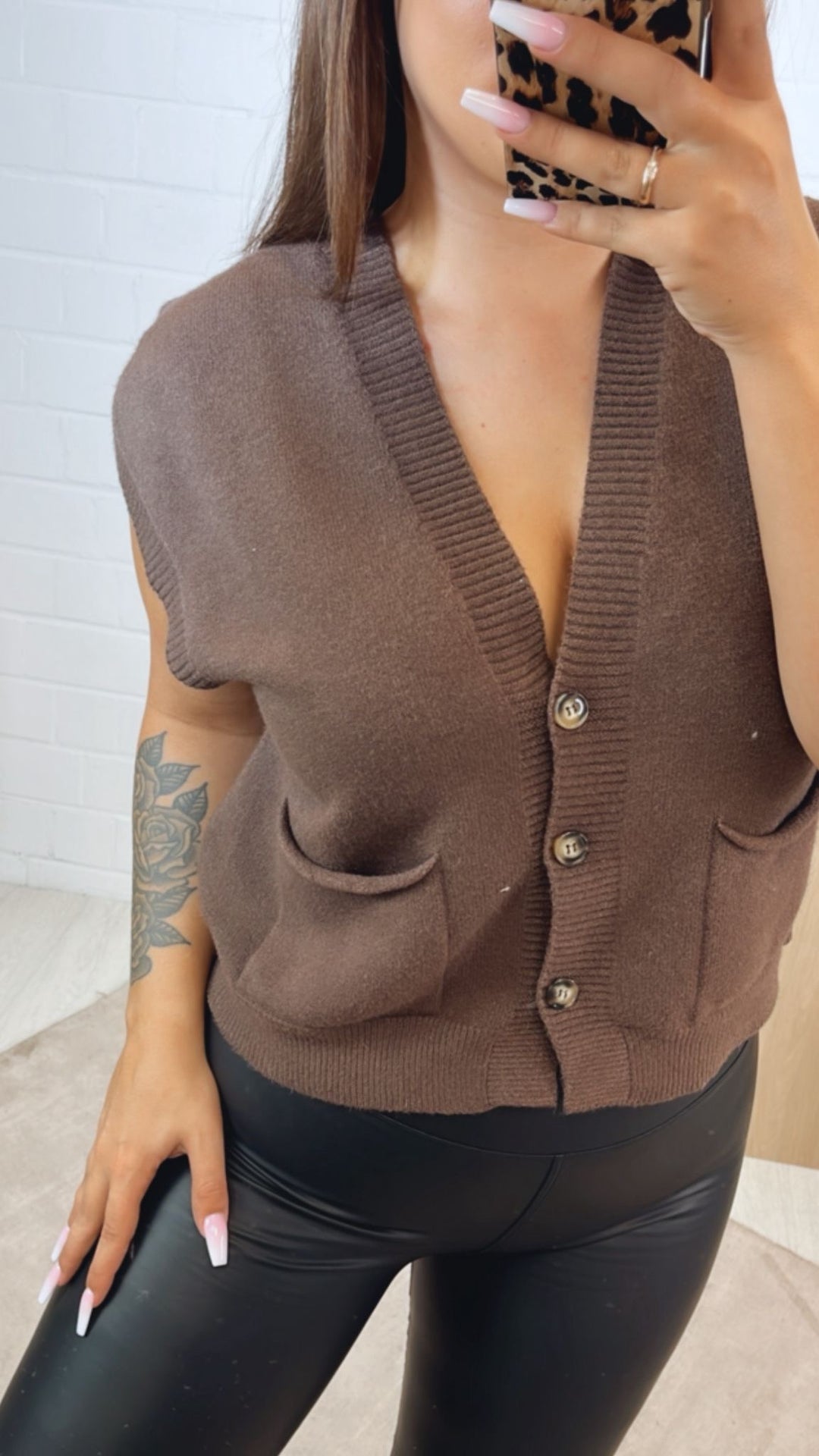 kurze Strickweste mit drei Knöpfen und Taschen / braun Art.122342