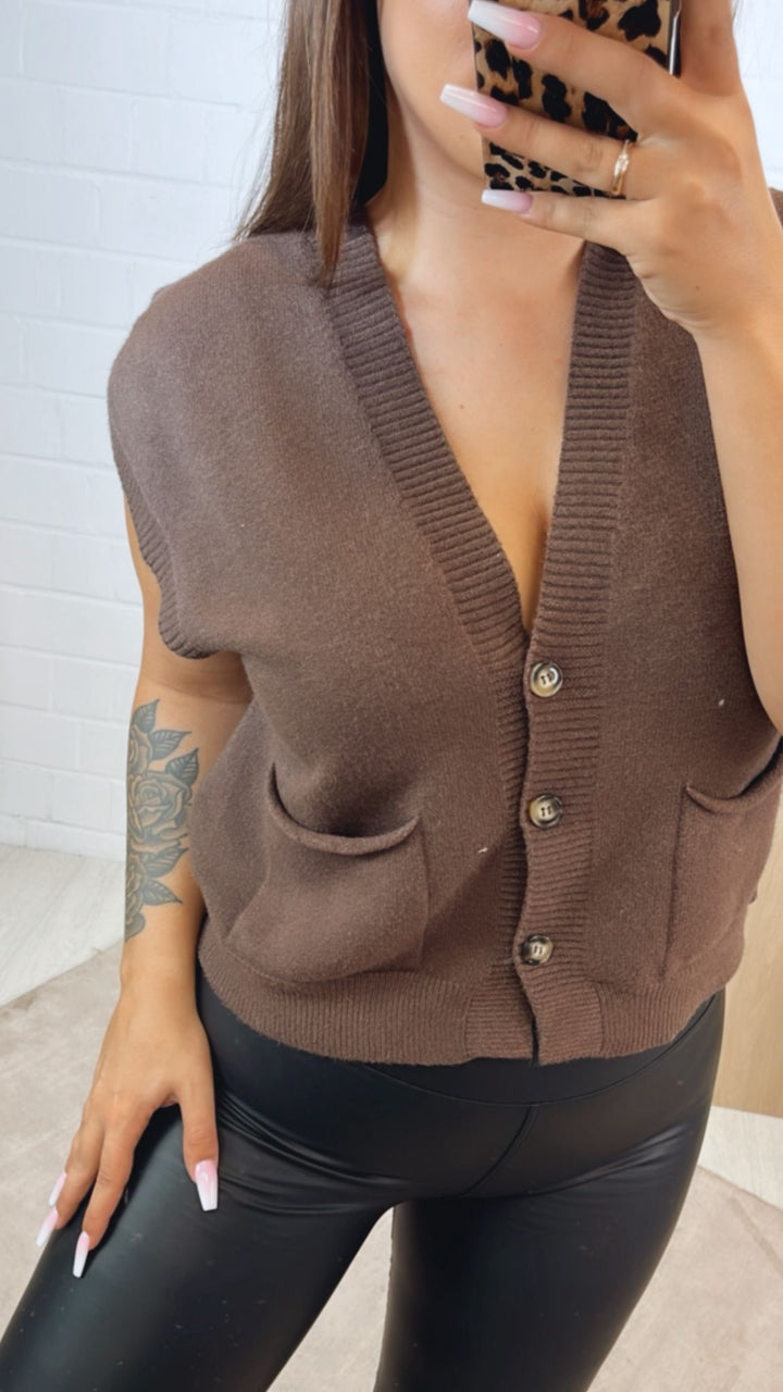 kurze Strickweste mit drei Knöpfen und Taschen / braun Art.122342