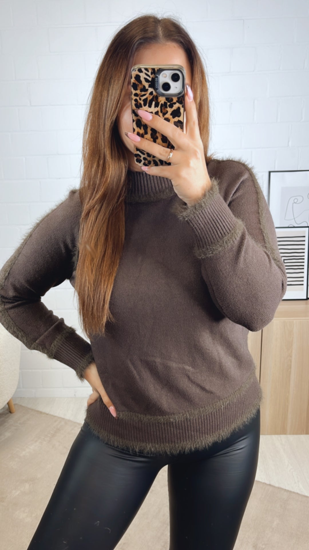 Pullover mit flauschigen Nähten / dunkel braun - braun Art. 13033