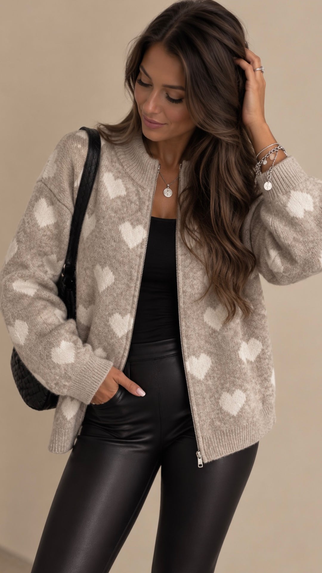 HERZEN Strick Jacke mit Reißverschluss und Stehkragen / beige - weiss Art. 16450