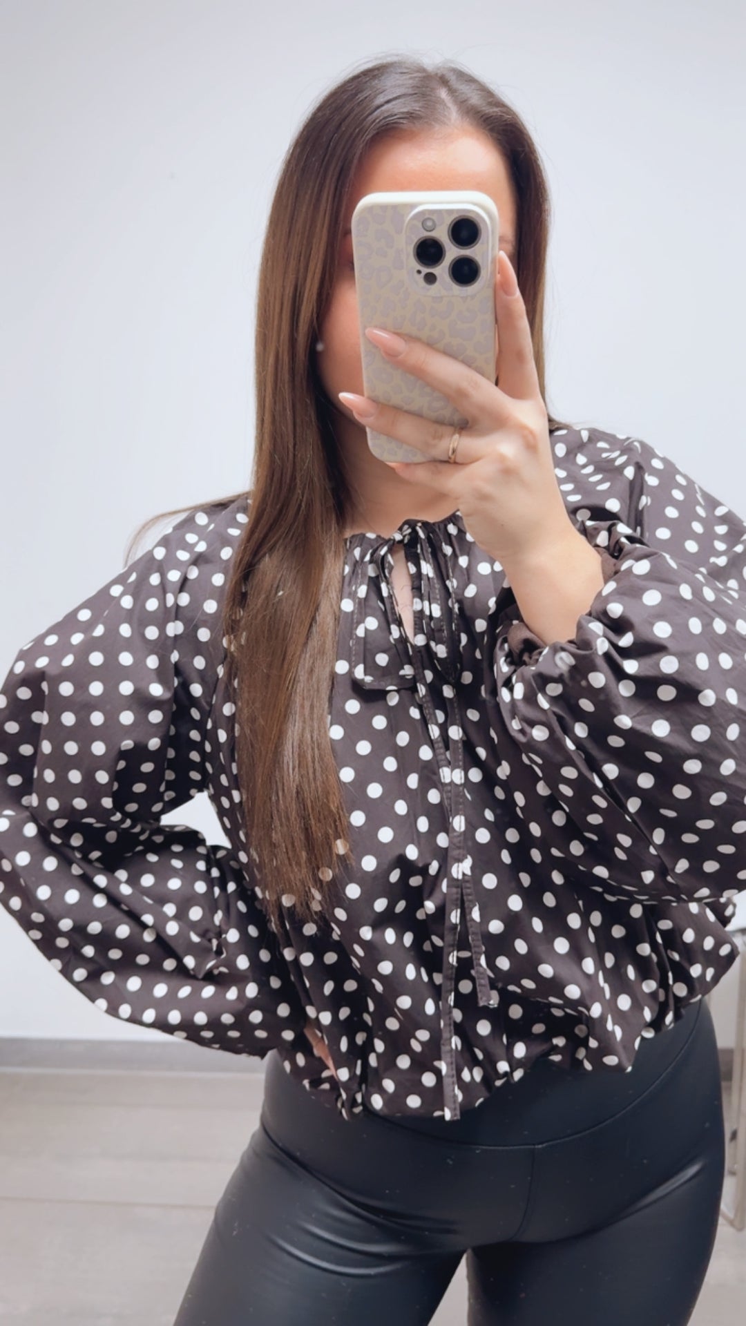 PUNKTE kürzeres, dickeres Blusen Oberteil / dunkel braun - weiss Art. 13709