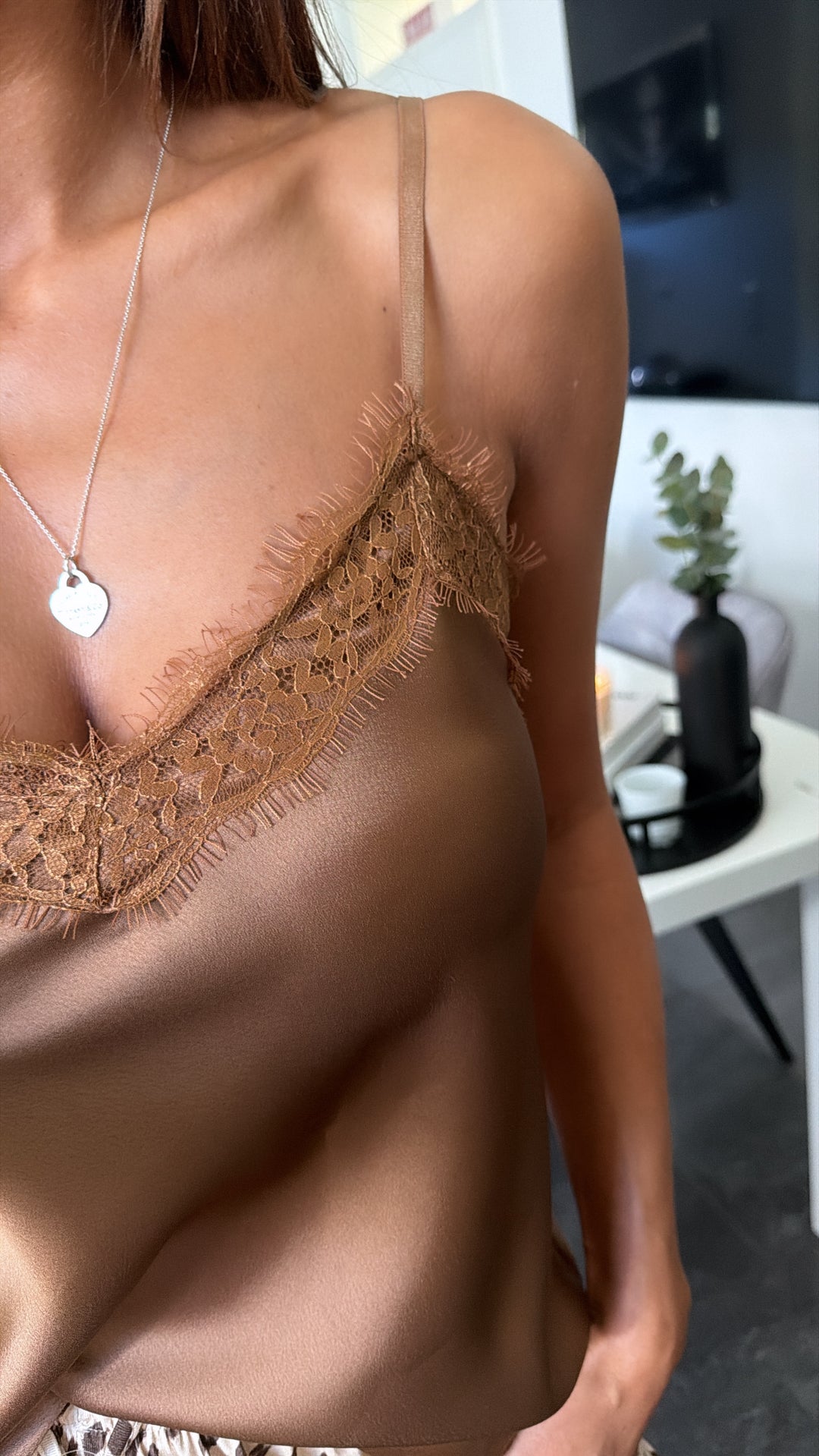 Satin Optik Top mit leichter Spitze / camel Art. 16539