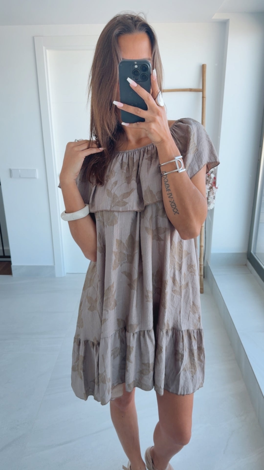 Kleid mit Carmen-Ausschnitt und Blumen Akzenten / taupe Art.14797