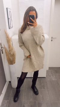 gradliniges Strick Kleid / Long Pullover mit weitem Arm, Stehkragen / beige Art. 12796