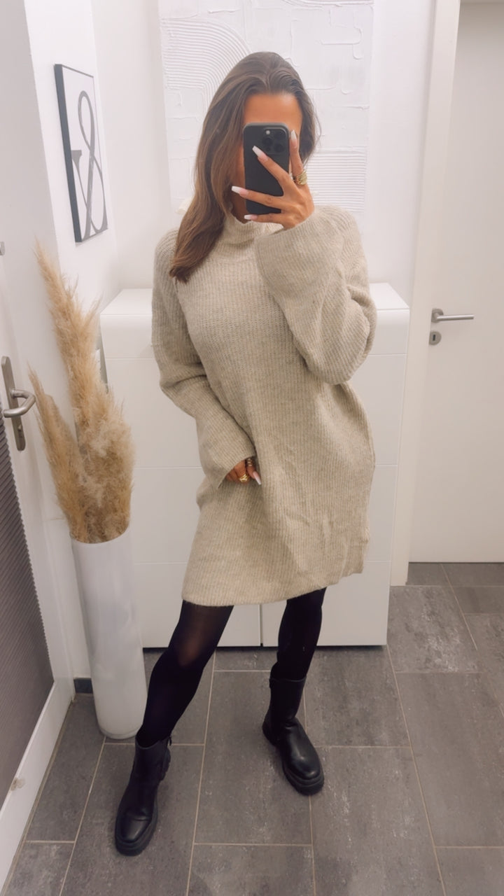 gradliniges Strick Kleid / Long Pullover mit weitem Arm, Stehkragen / beige Art. 12796