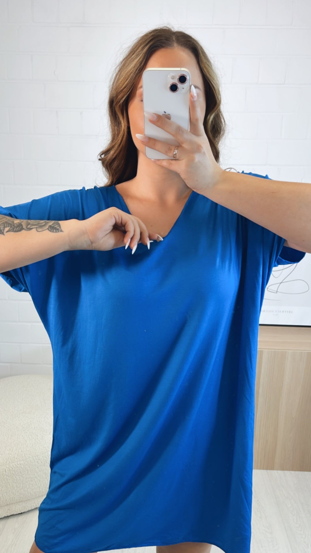 T-shirt Kleid mit V-Ausschnitt / royal blau Art. 9147