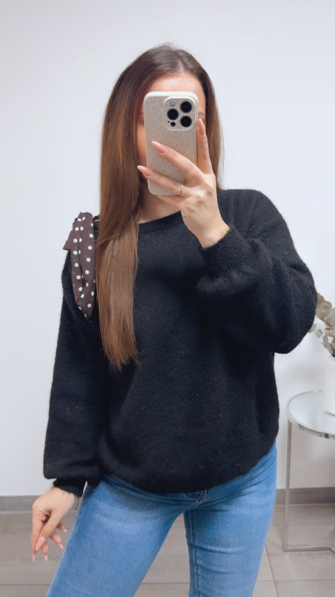 ONE SHOULDER Pullover, Punkte Schleife / schwarz Art. 13821