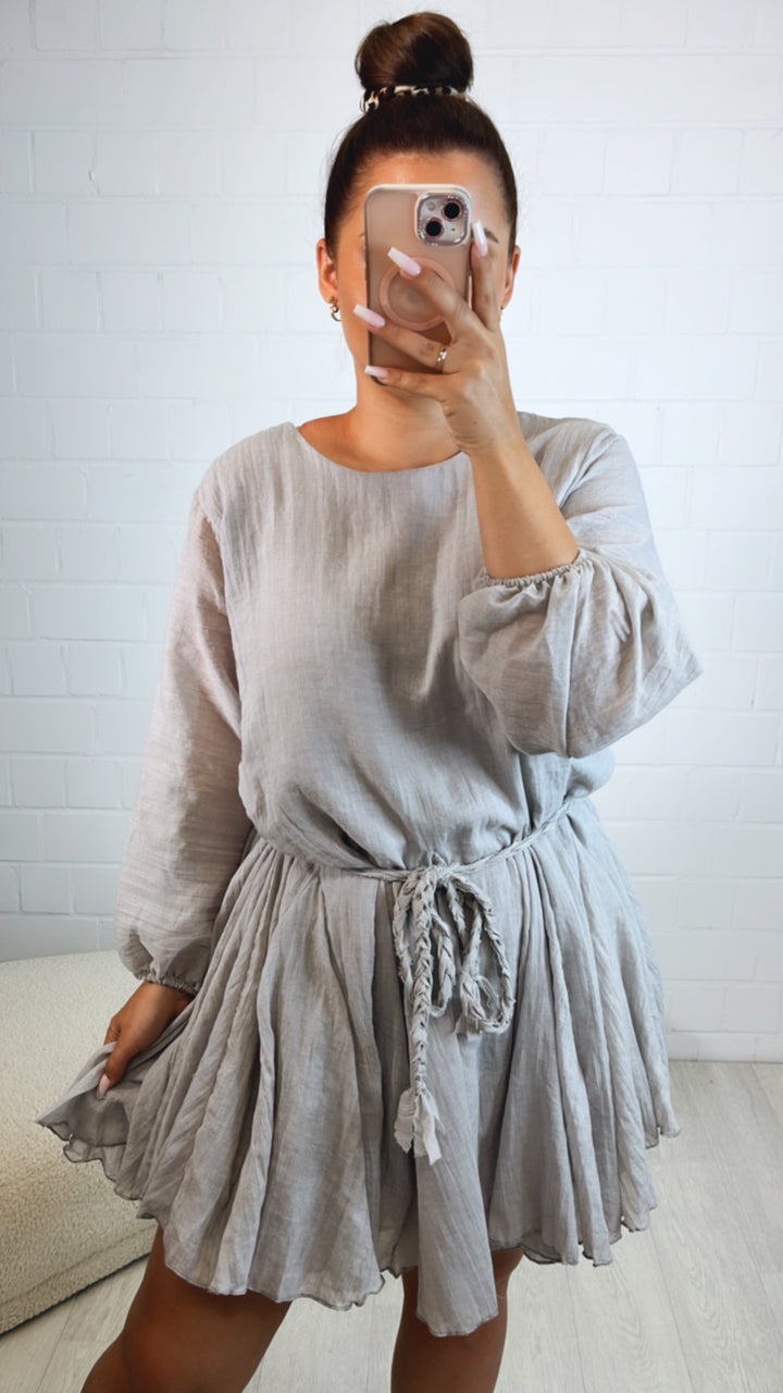 schickes Kleid mit geflochtenem Gürtel / hell grau Art. 10502