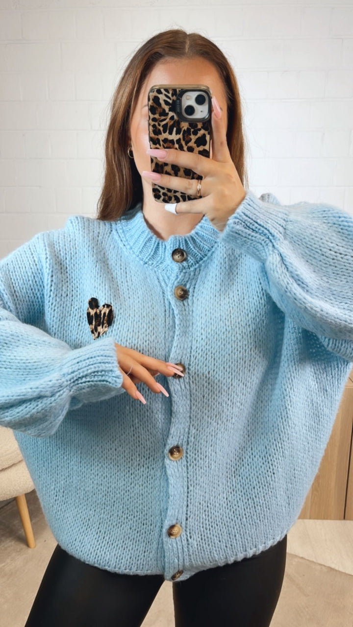 Strick Cardigan mit Leo Herz / hell blau Art. 12531