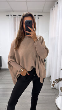 KURZER ultra weicher Pullover mit Fledermausärmeln / dunkles beige Art. 16719