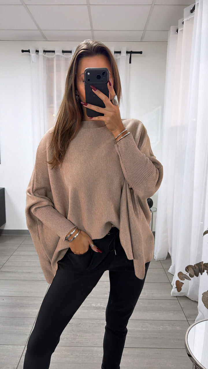 KURZER ultra weicher Pullover mit Fledermausärmeln / dunkles beige Art. 16719