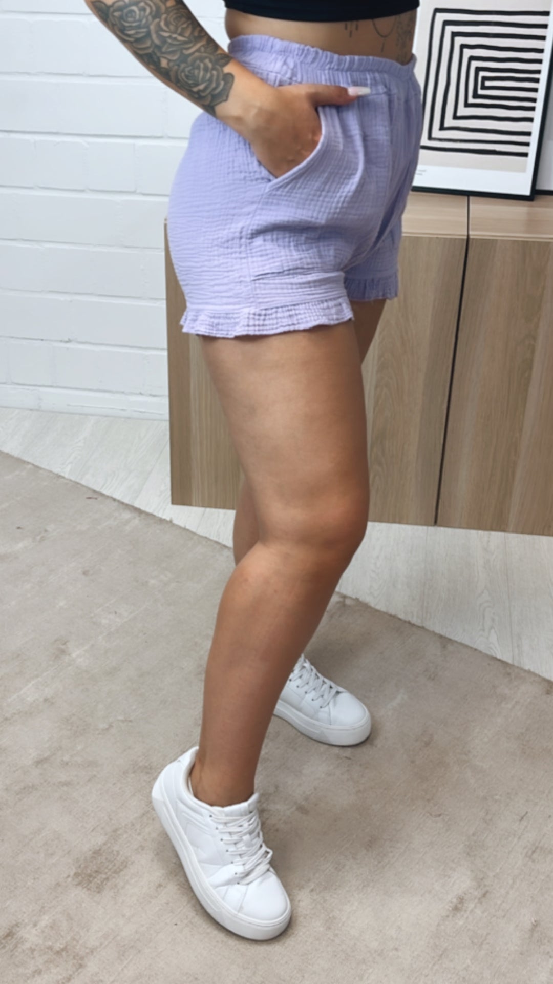 kurze Musselin Shorts mit Volant Applikationen / flieder Art. 7164