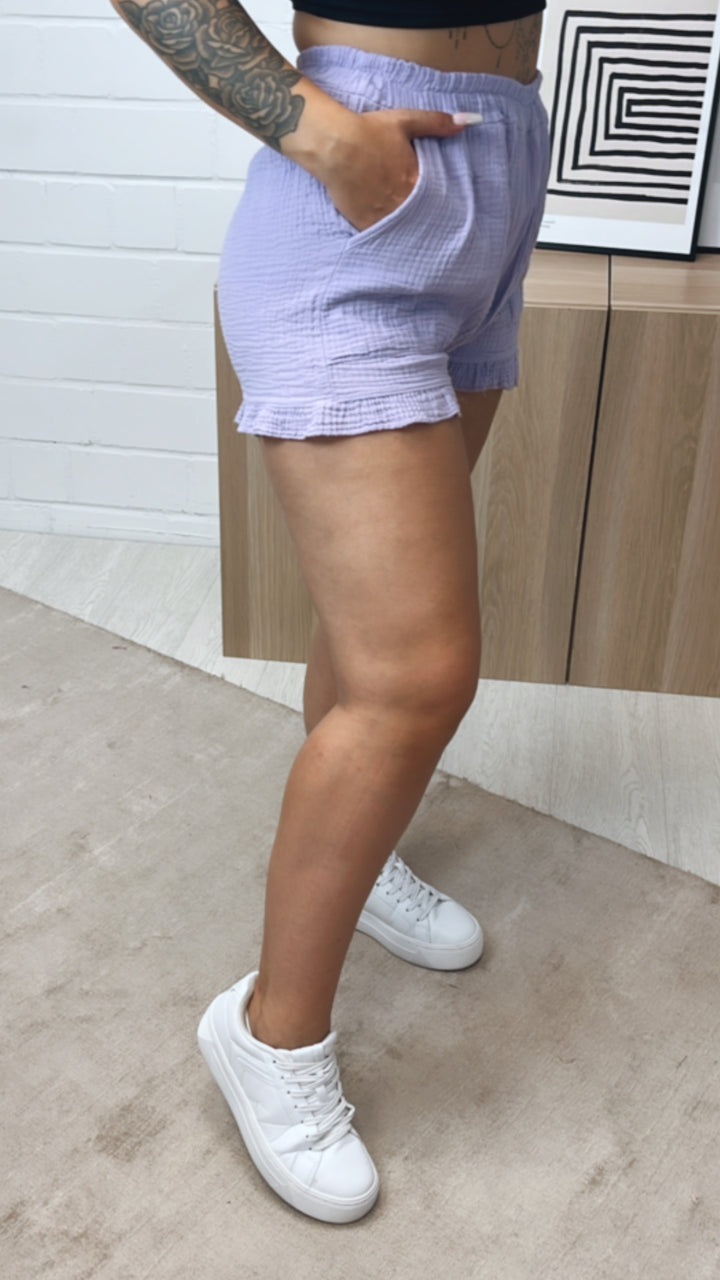 kurze Musselin Shorts mit Volant Applikationen / flieder Art. 7164