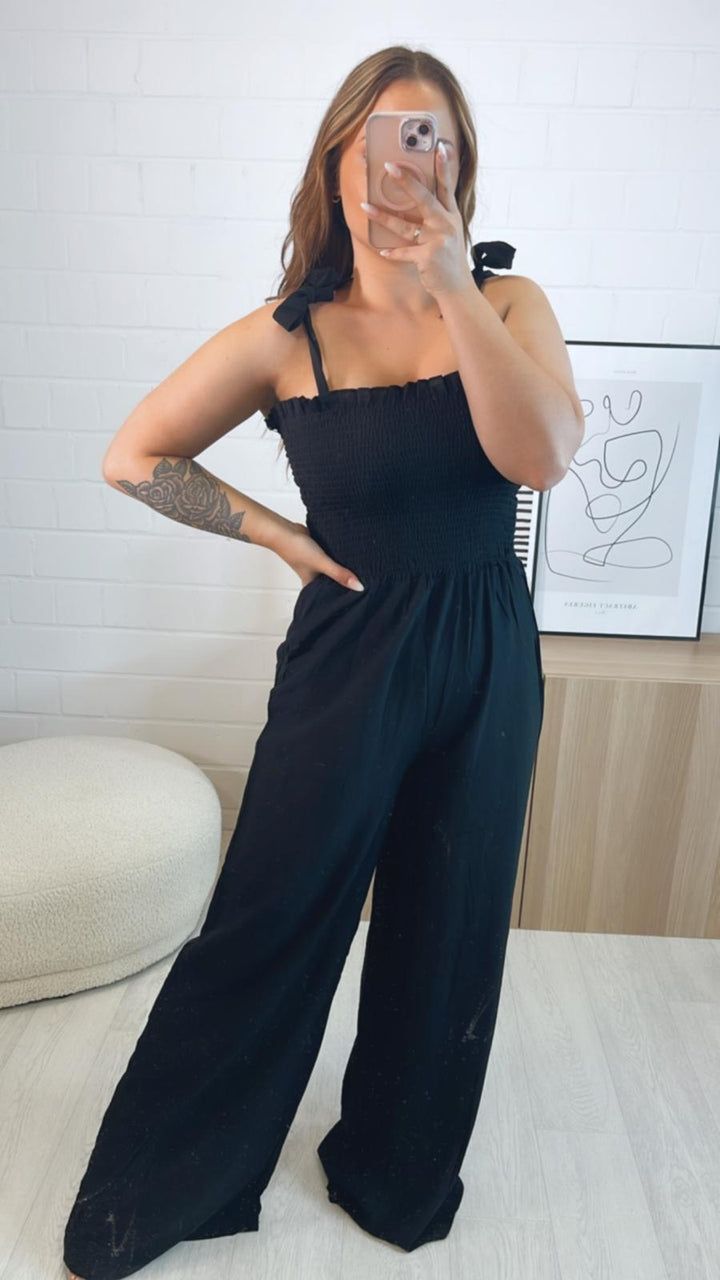langer Jumpsuit mit schnürbaren Trägern / schwarz Art. 9718