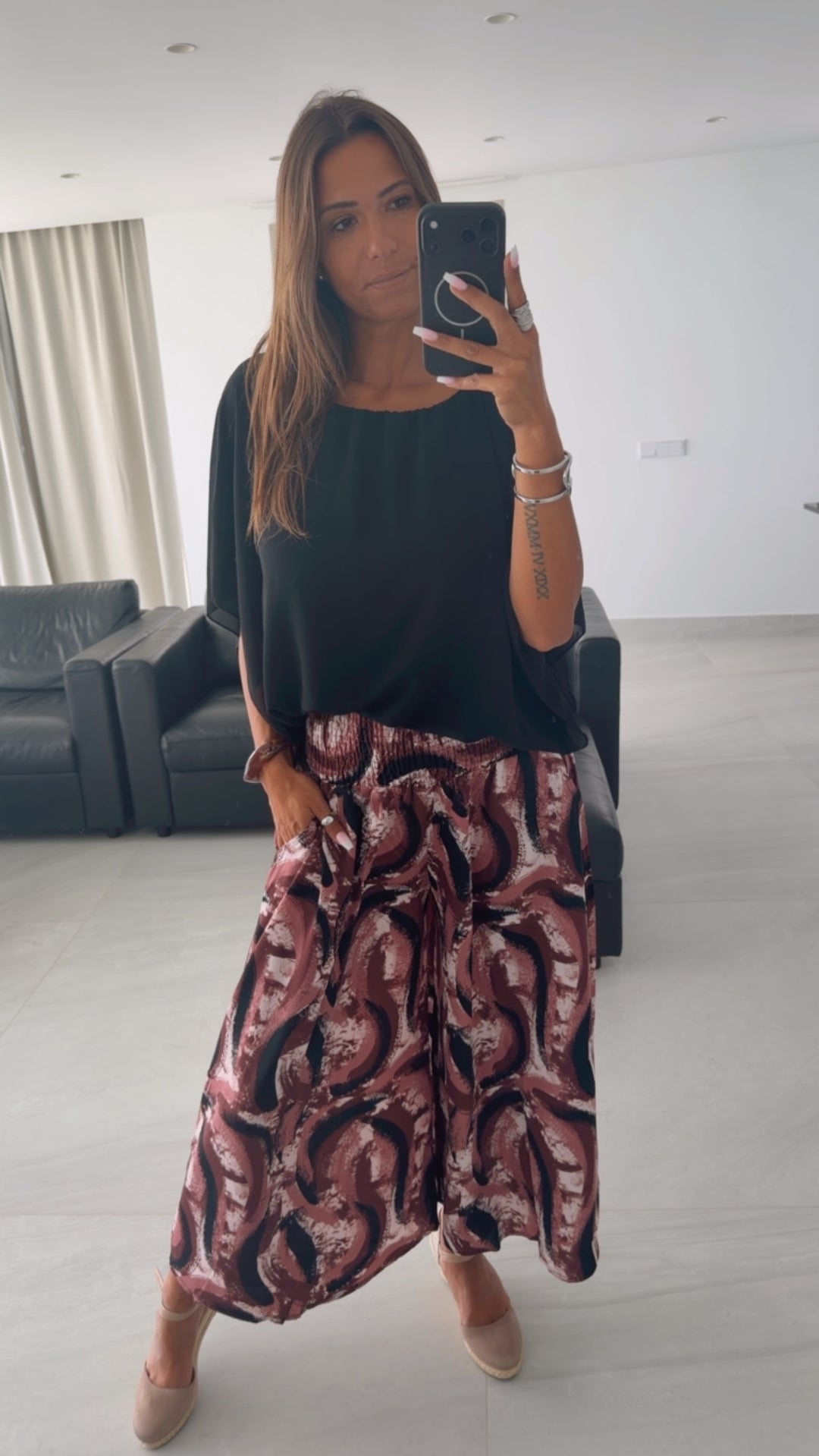 SMOK BUND Midi Palazzo Hose mit abstrakten Print / bordeaux - schwarz - weiss Art. 15906