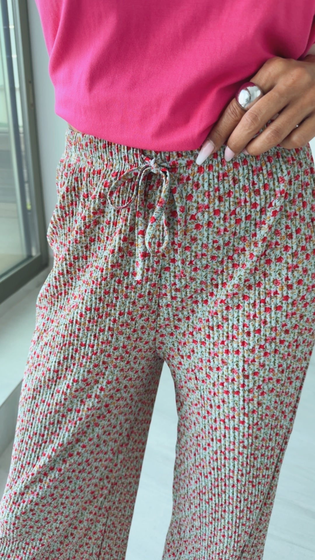 Leichte, plissierte Hose KLEINES BLUMEN Muster / mint - pink Art. 15158