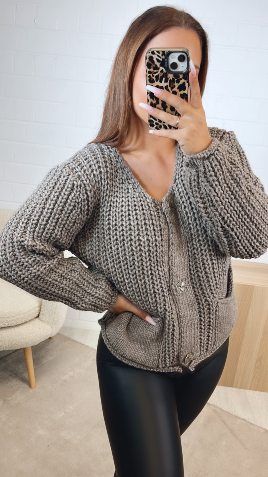 grober, kurzer Strick Cardigan, große Knöpfe, Taschen / braun meliert Art. 12445