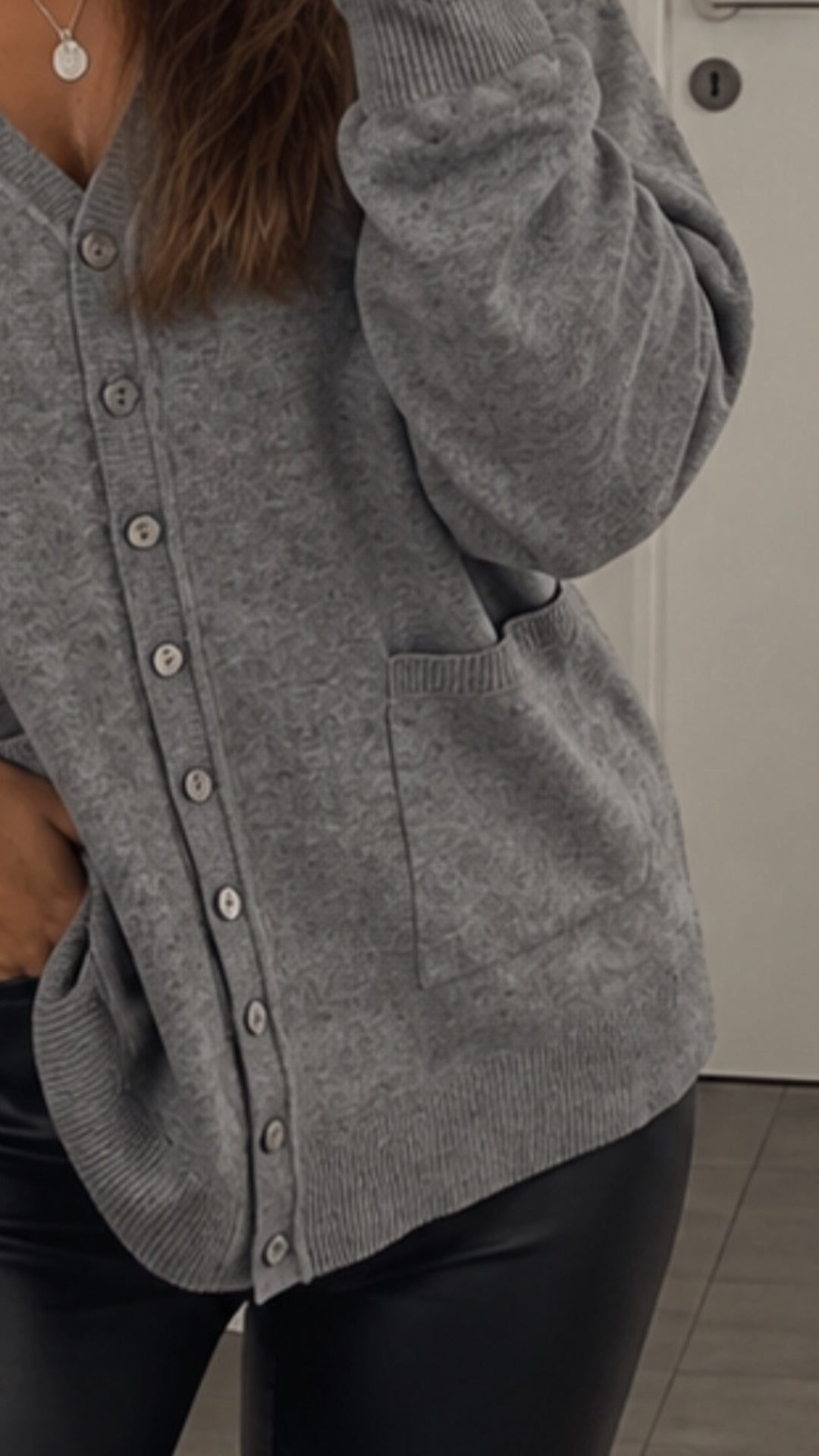 Feinstrick Cardigan mit Taschen auf der Vorderseite / grau Art.15686
