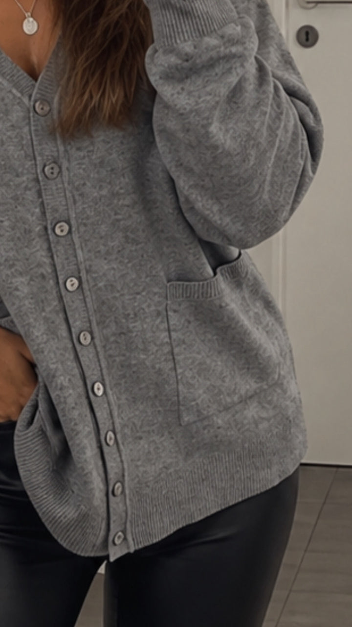 Feinstrick Cardigan mit Taschen auf der Vorderseite / grau Art.15686