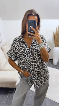Oversize Musselin Bluse mit T-Shirt Ärmeln / Leo Creme  Art.