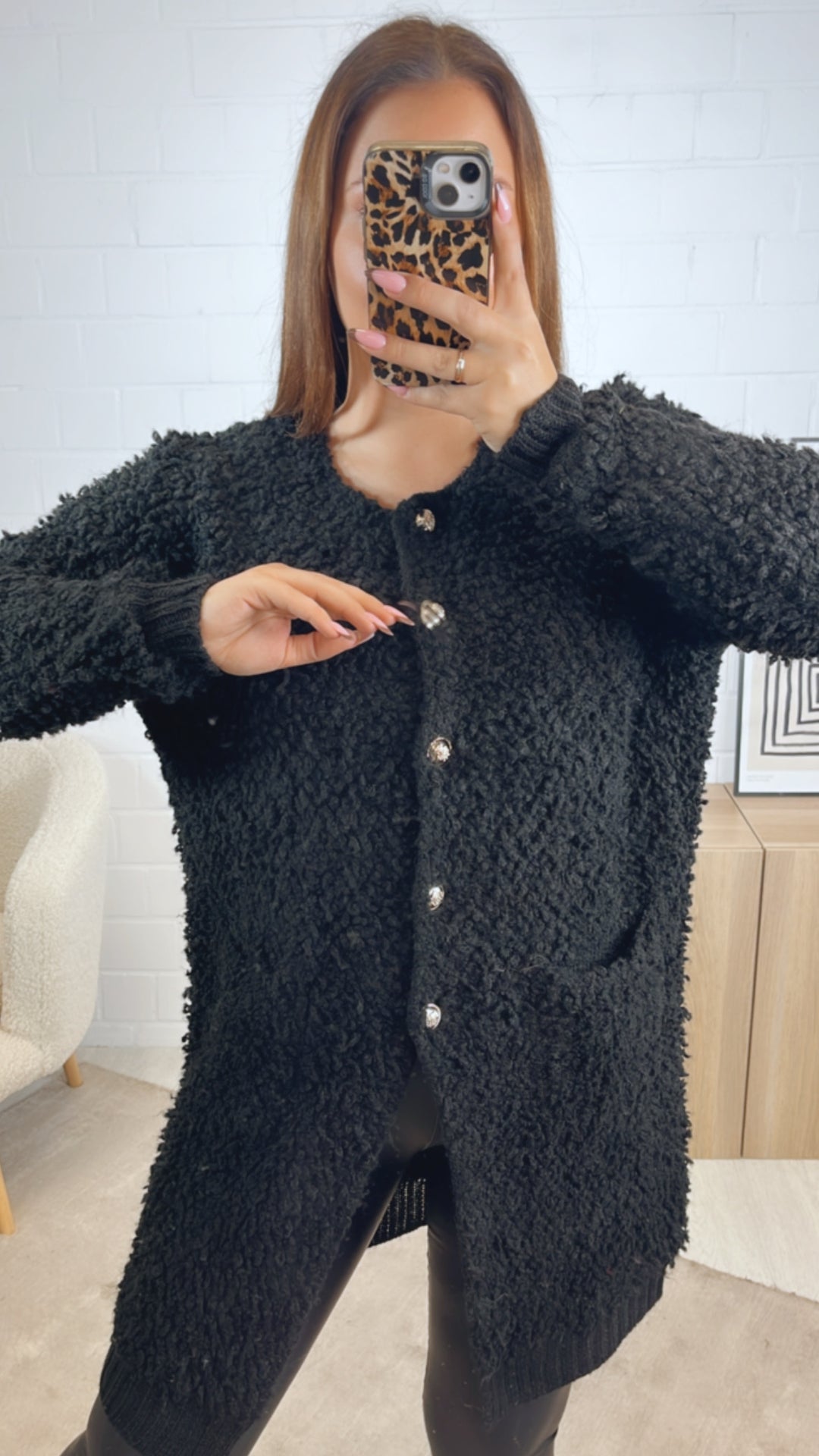 TEDDY langer Cardigan mit gold - silbernen Knöpfen, Taschen / schwarz Art. 12835