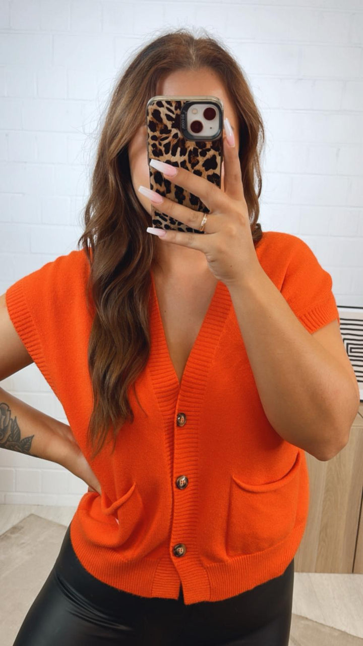 kurze Strickweste mit drei Knöpfen und Taschen / orange Art. 12347
