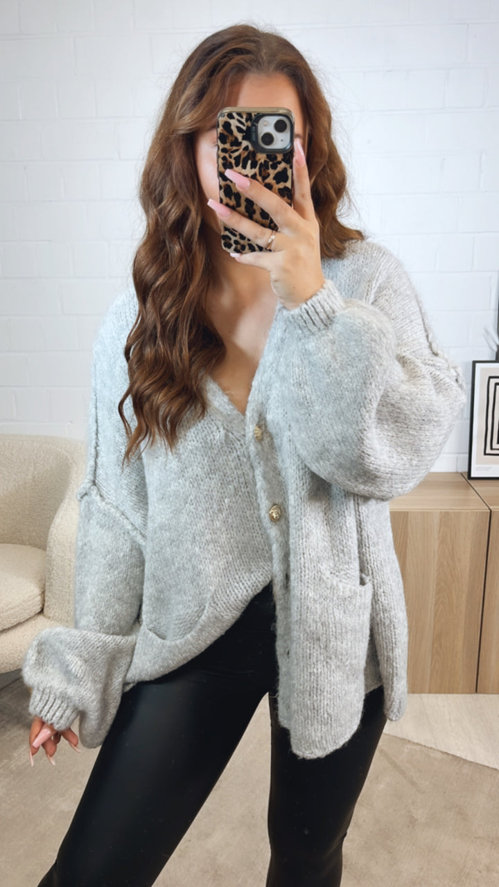 V-AUSSCHNITT Kuschel Cardigan mit goldenen Knöpfen und Taschen / hell grau Art. 12308