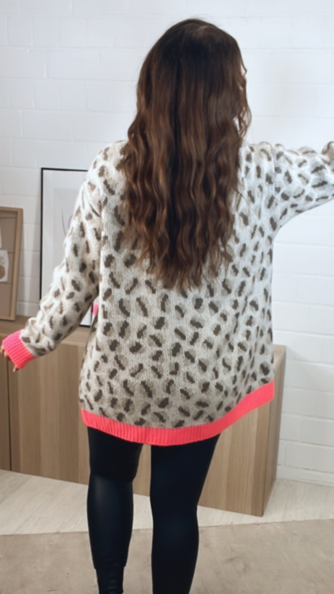 LEO mittellang geschnittener Cardigan / creme - beige - braun meliert - neon pink Art. 12568
