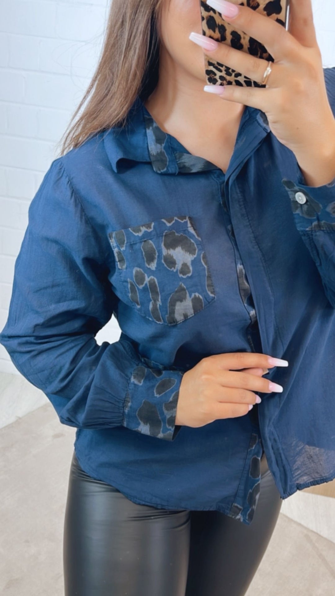 dünne Baumwollbluse, Leo Brusttasche / dunkel blau Art.122329