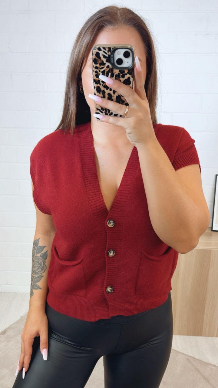 kurze Strickweste mit drei Knöpfen und Taschen / rot Art.122344