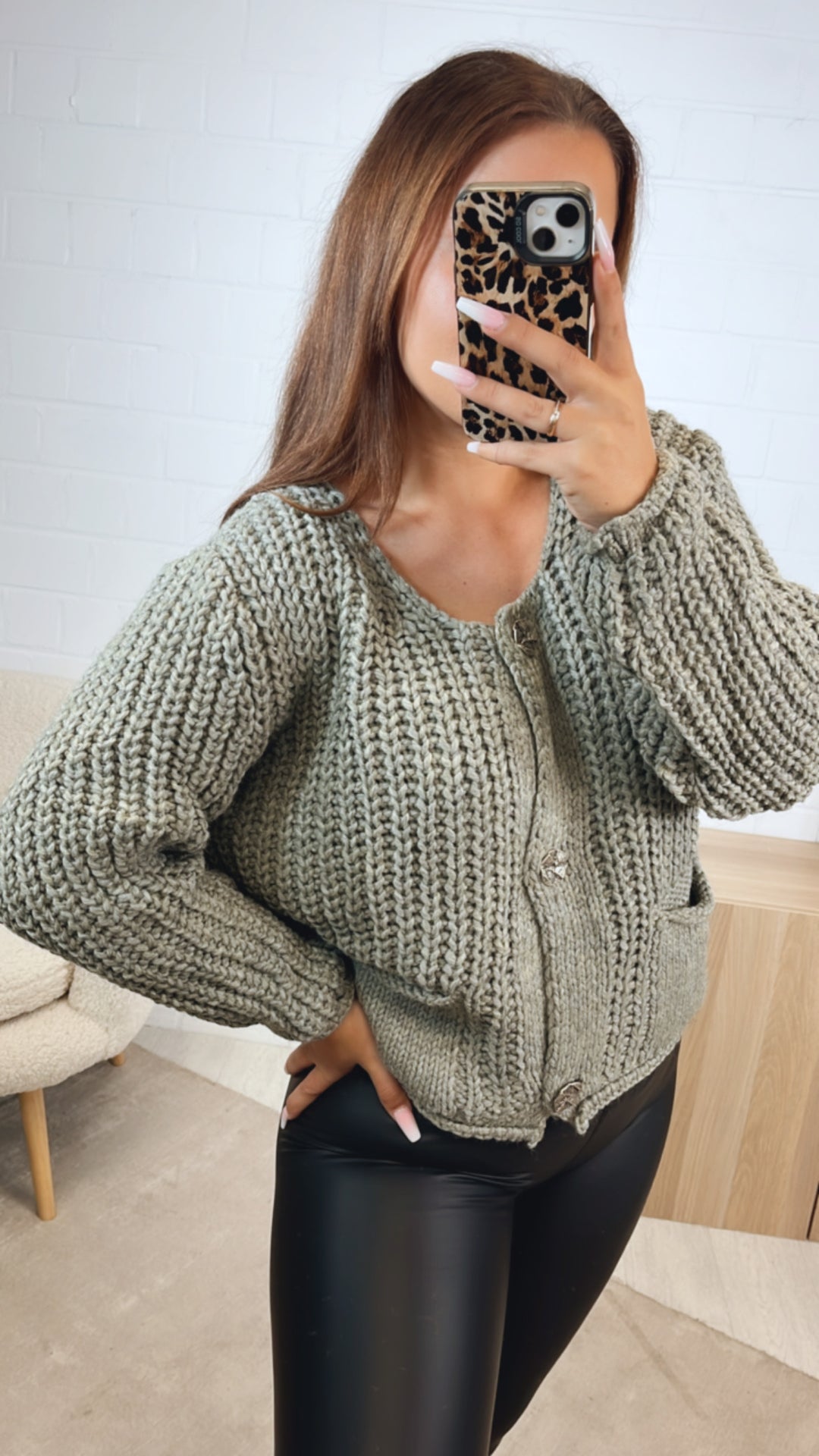 grober, kurzer Strick Cardigan, große Knöpfe, Taschen / salbei Art. 12449