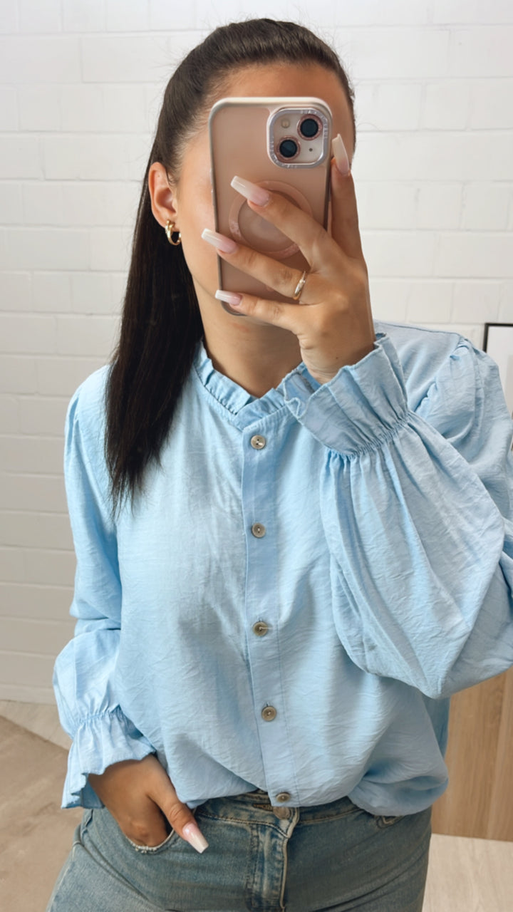 schmale Bluse mit Volant Ausschnitt / hell blau Art. 10786